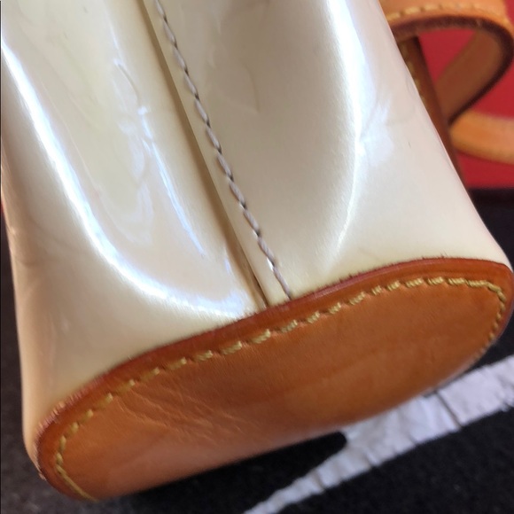 Authentic LOUIS VUITTON vernis white shoulder bag - Picture 5 of 8